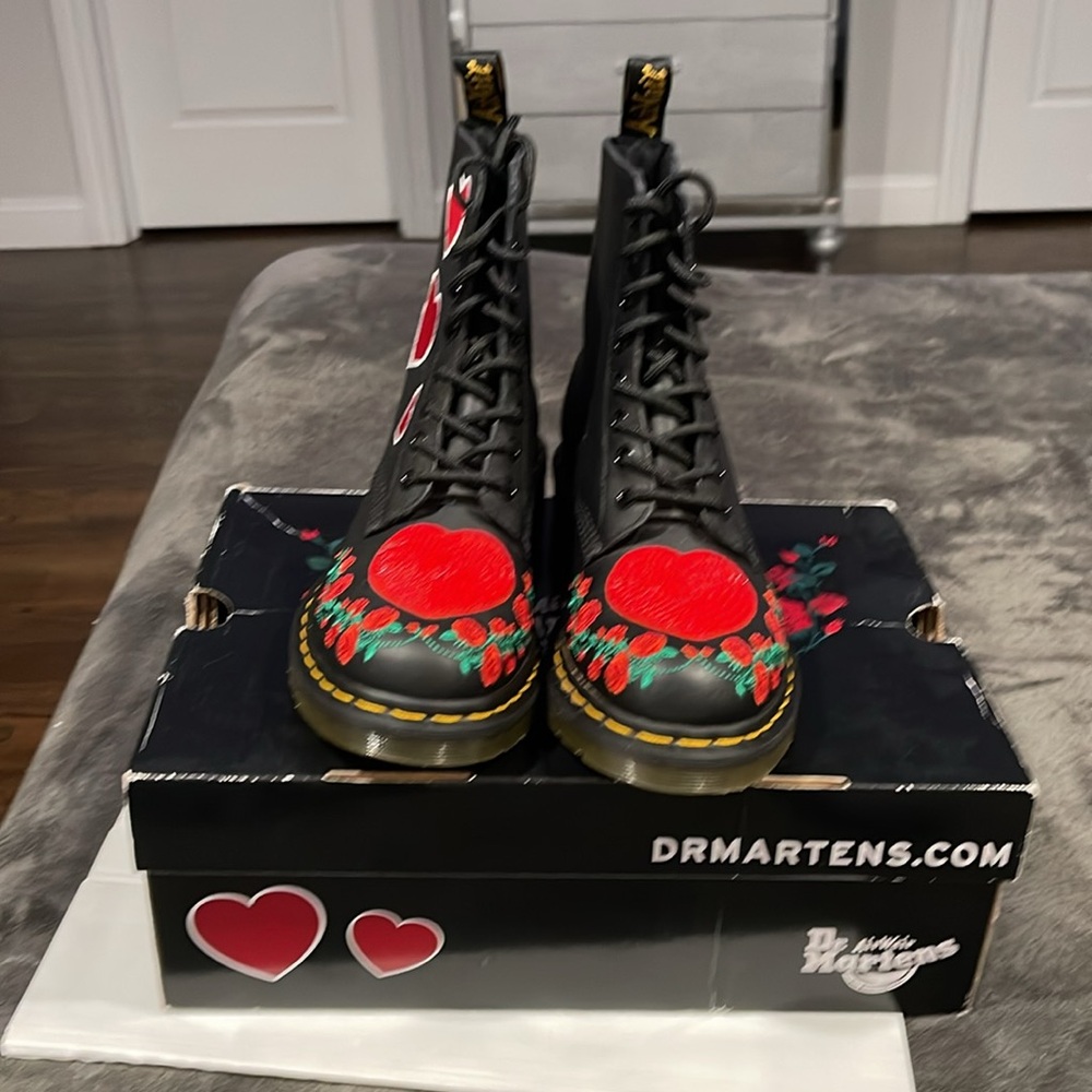 Brand new women black with hearts size 7 - Picture 2 of 11